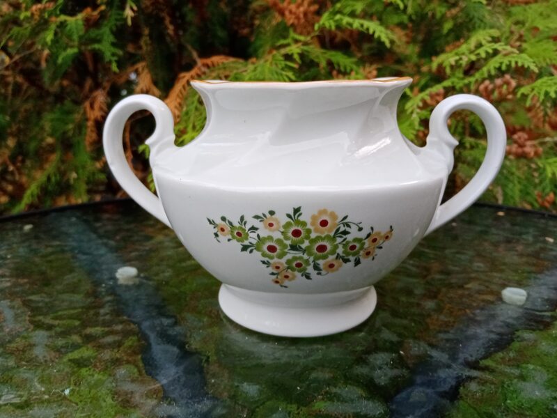 Cukurtrauks, tējas servīze "Viktorija" ar zaļām puķītēm un lustru bez vāciņa (Viktorija t 39)