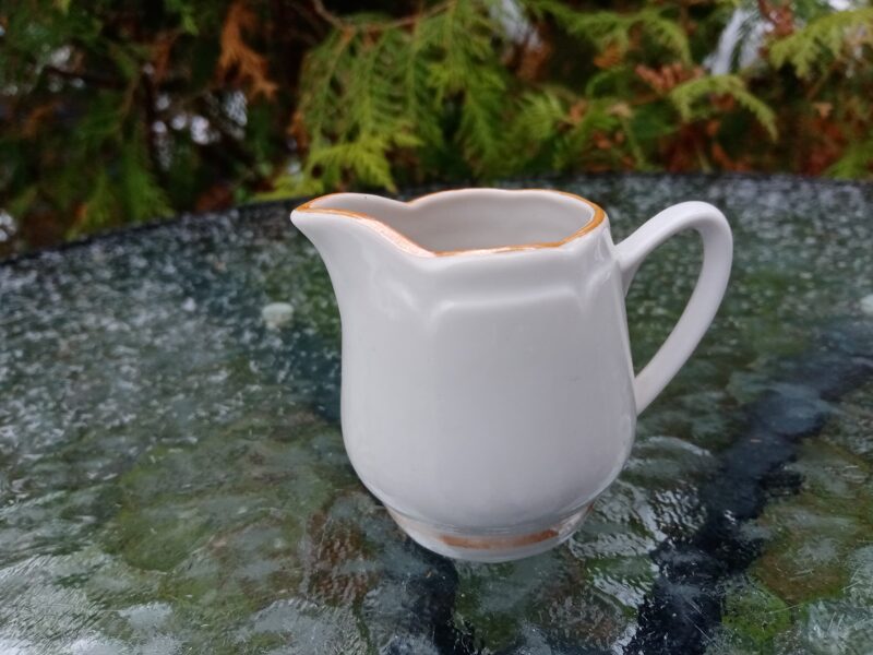 Eleganta mini krējuma kanniņa, forma "Aija-1", bata ar gaiši brūnu lustru (Aija-1 kafijas 10)