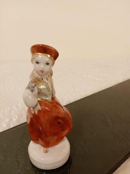 Figuriņa "Dejotājas" no pāra, RPF. 50.-ie gadi, defekts (Figur rpr 12)