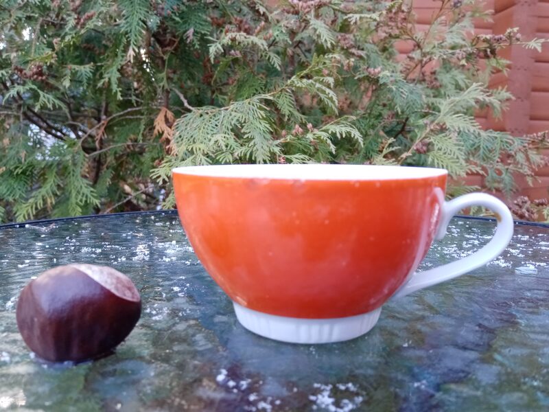 Krūzīte sarkana ar baltu apakšdaļu "Regīna", PFF (Regina 30)